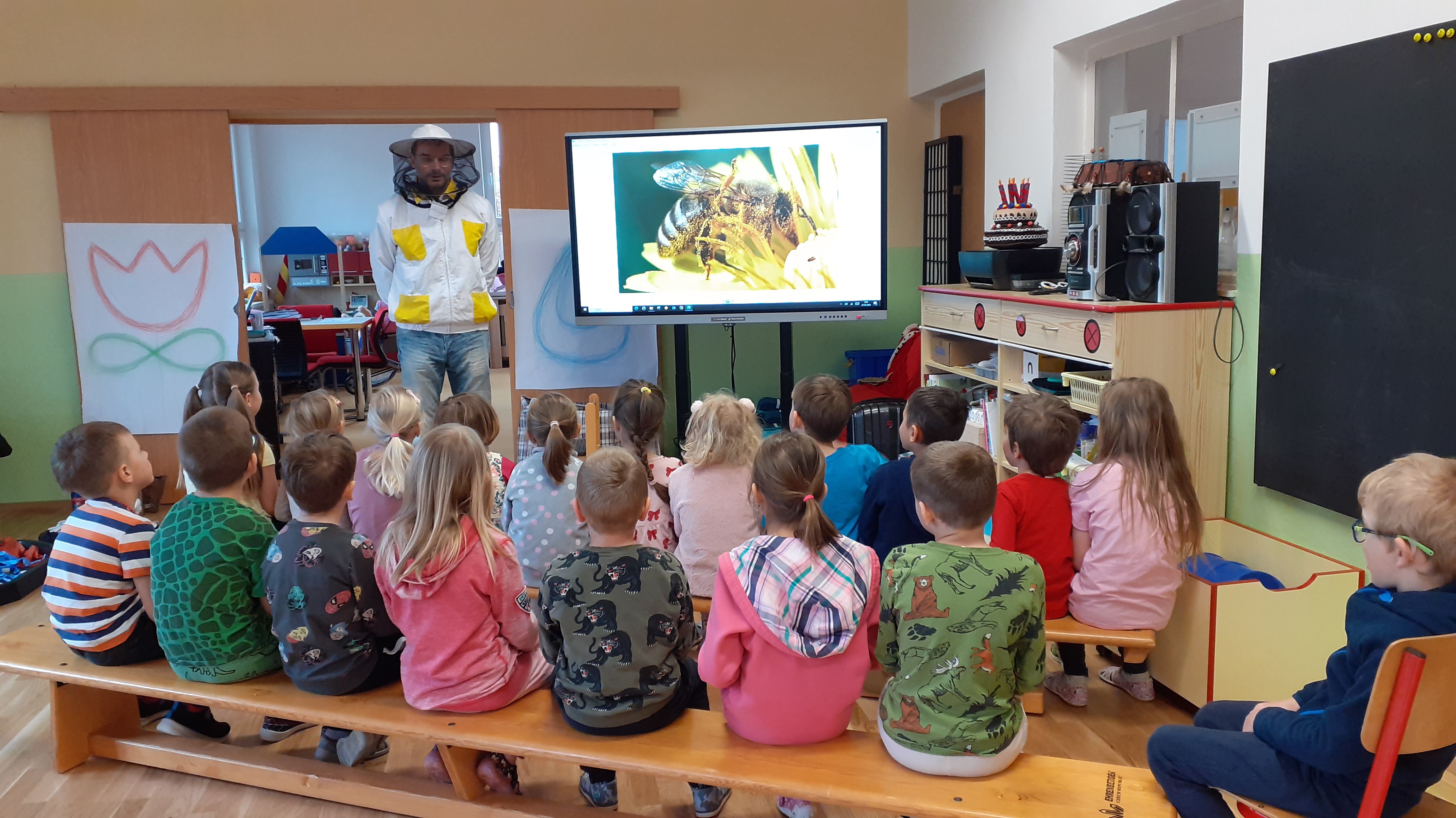O včeličkách a o čmeláčcích