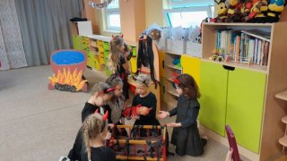 Čertovská besídka ve třídě Včelek